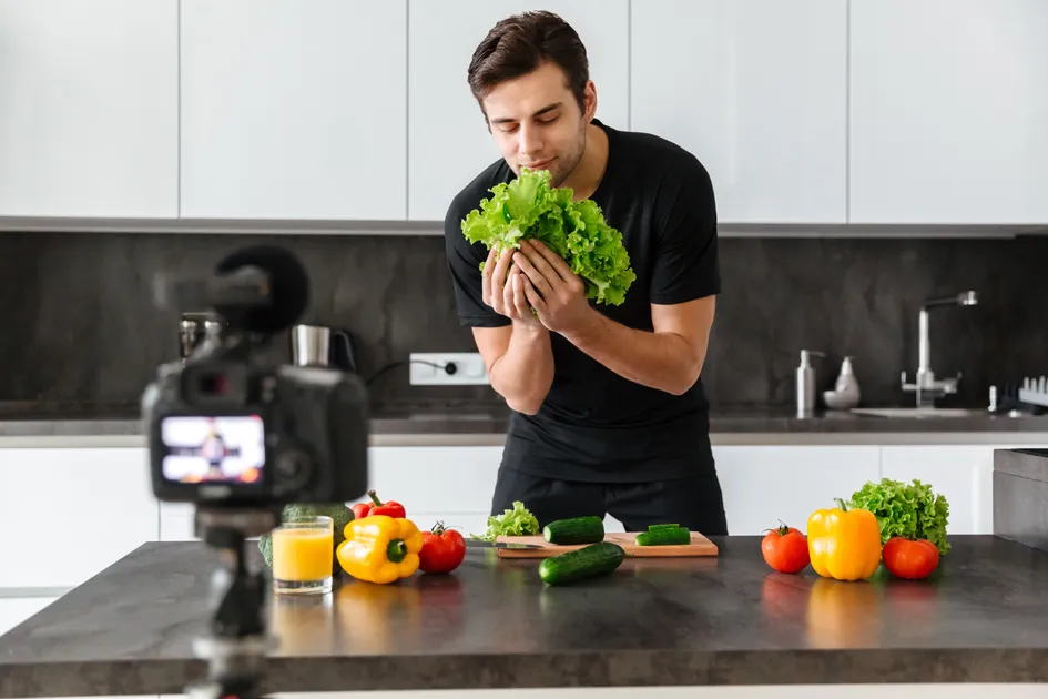 Influencer Marketing Agencies vs AI Platforms: What Food and Beverage Brands Need to Know hero image